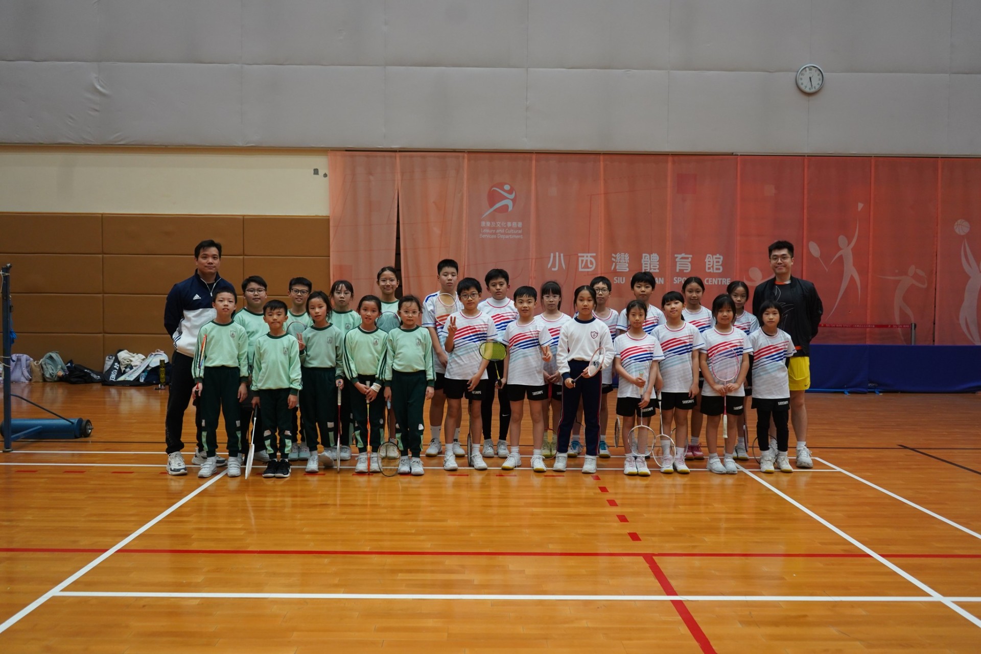 以球會友，拼勁全場！羽毛球校隊友誼賽逐影